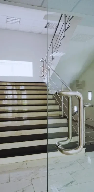 Vitrier, miroiterie en intervention porte en verre, remplacement vitre cassée, vitre cassée assurance notre équipe sur pris