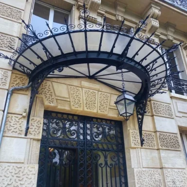 Vitrage sur marquise et porte en fer forgé